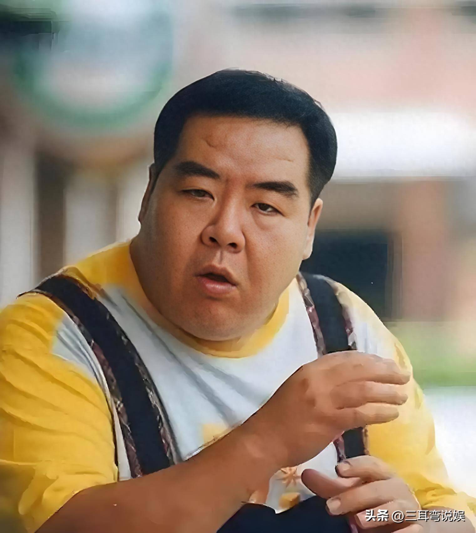 74岁郑则仕晒报纸再次否认去世,并回应暴瘦70斤,破产住贫民窟