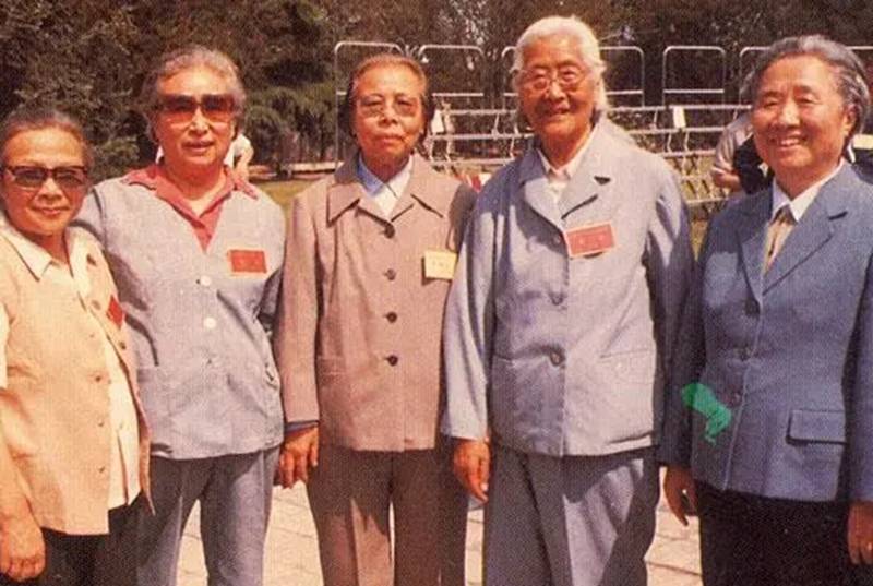 她曾担任中组部处长,嫁给开国元帅,女儿是我国第一位女中将