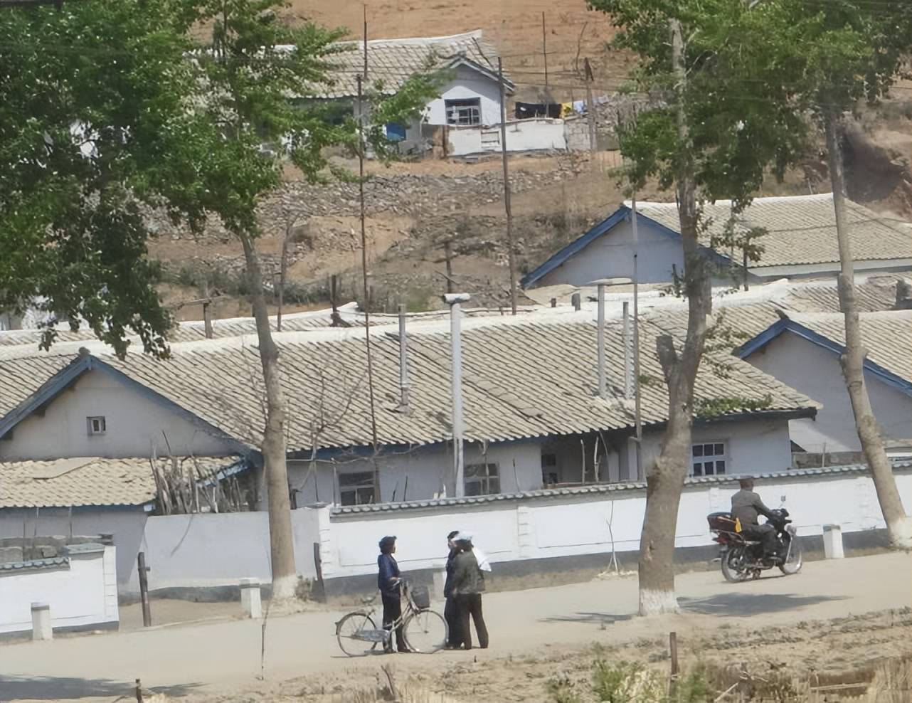 朝鲜农村的百姓过着什么样的日子?生活水平不高,但民生淳朴