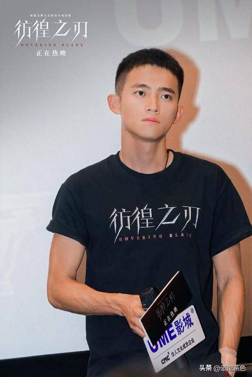 毕业3年,易烊千玺宿舍4人差距明显,两位提名金鸡奖,他去拍短剧