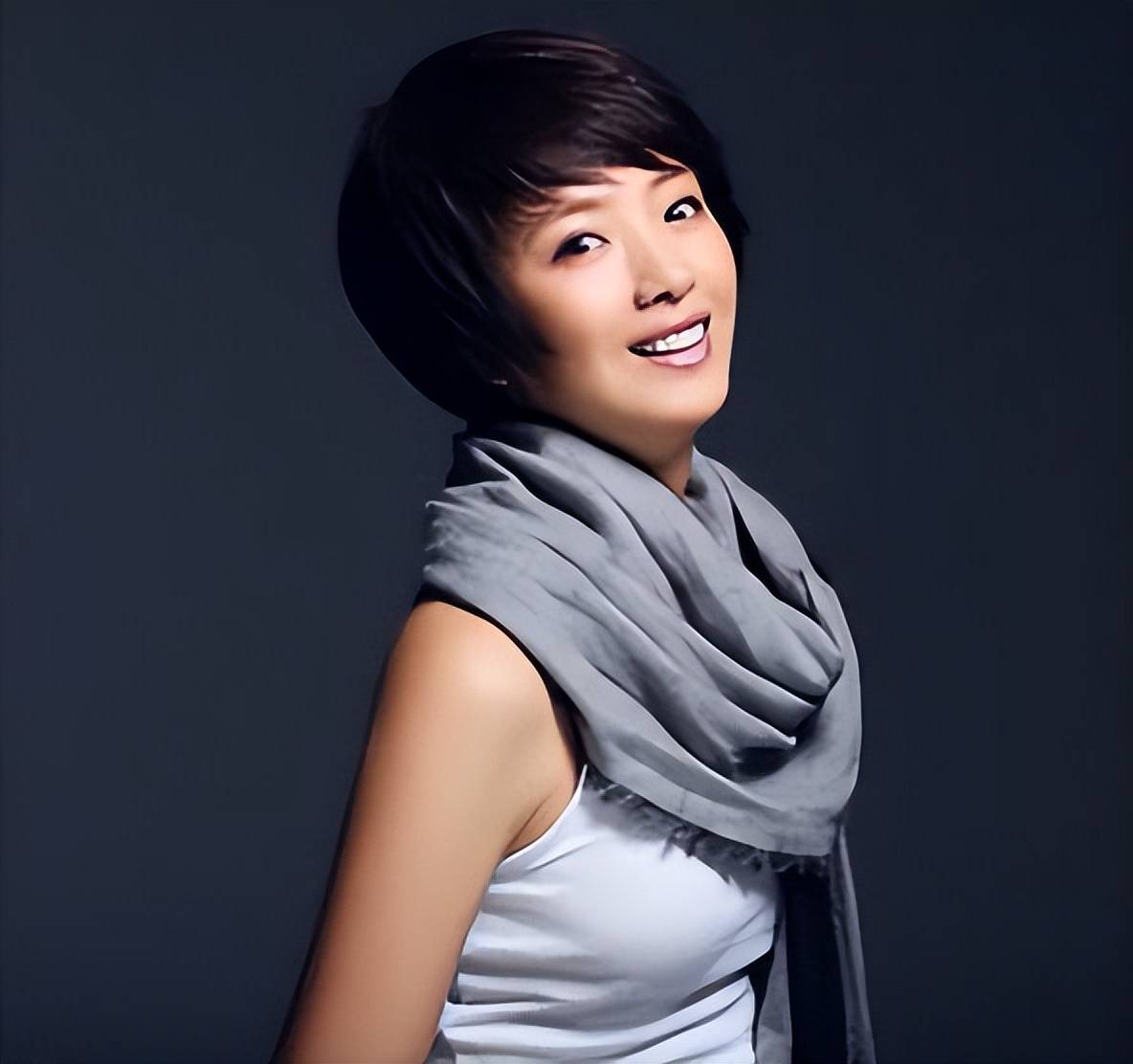 她长得漂亮戏也好,出道20年零绯闻,嫁给大十岁同行,生活美满