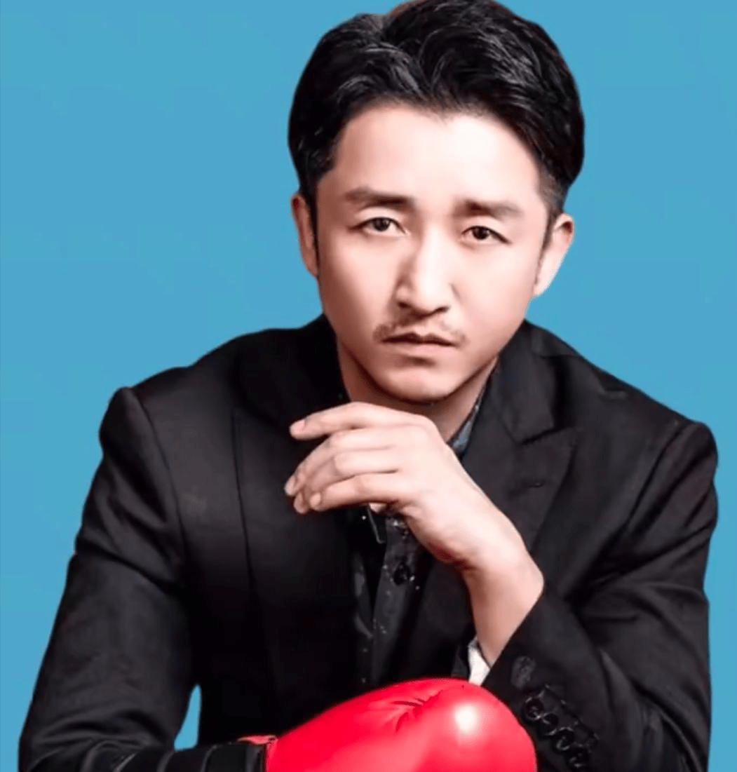 国家级的拳击英雄啊,奥运冠军,冉莹颖也不差,北大高材生,还是央视主持