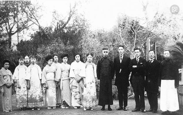 最后,这张照片是溥仪与他的父亲载沣,妹妹韫娴和韫龢在张园拍摄的