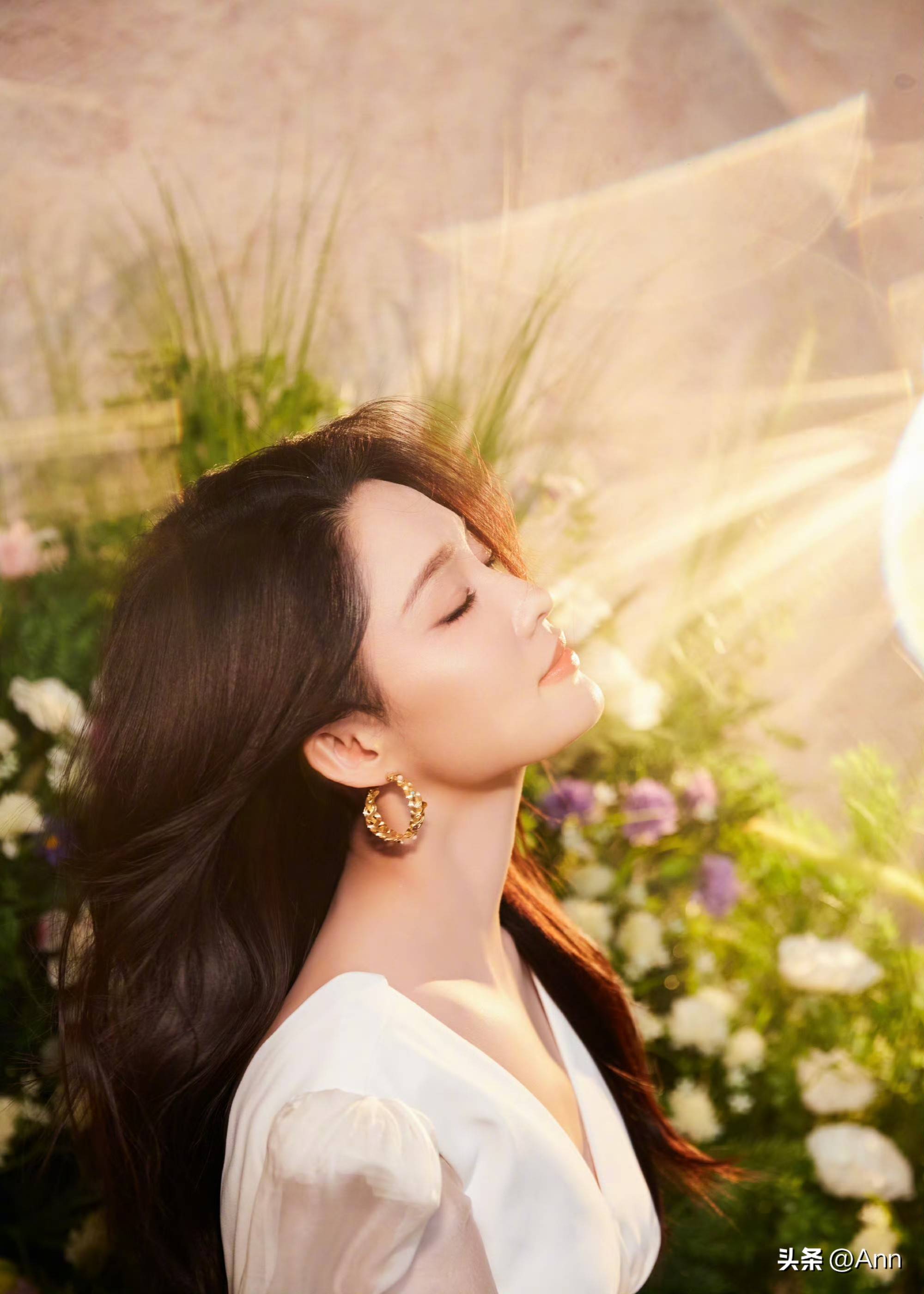 李沁穿着白色露肩长裙置身花海,阳光洒在身上笑容甜美温婉动人!