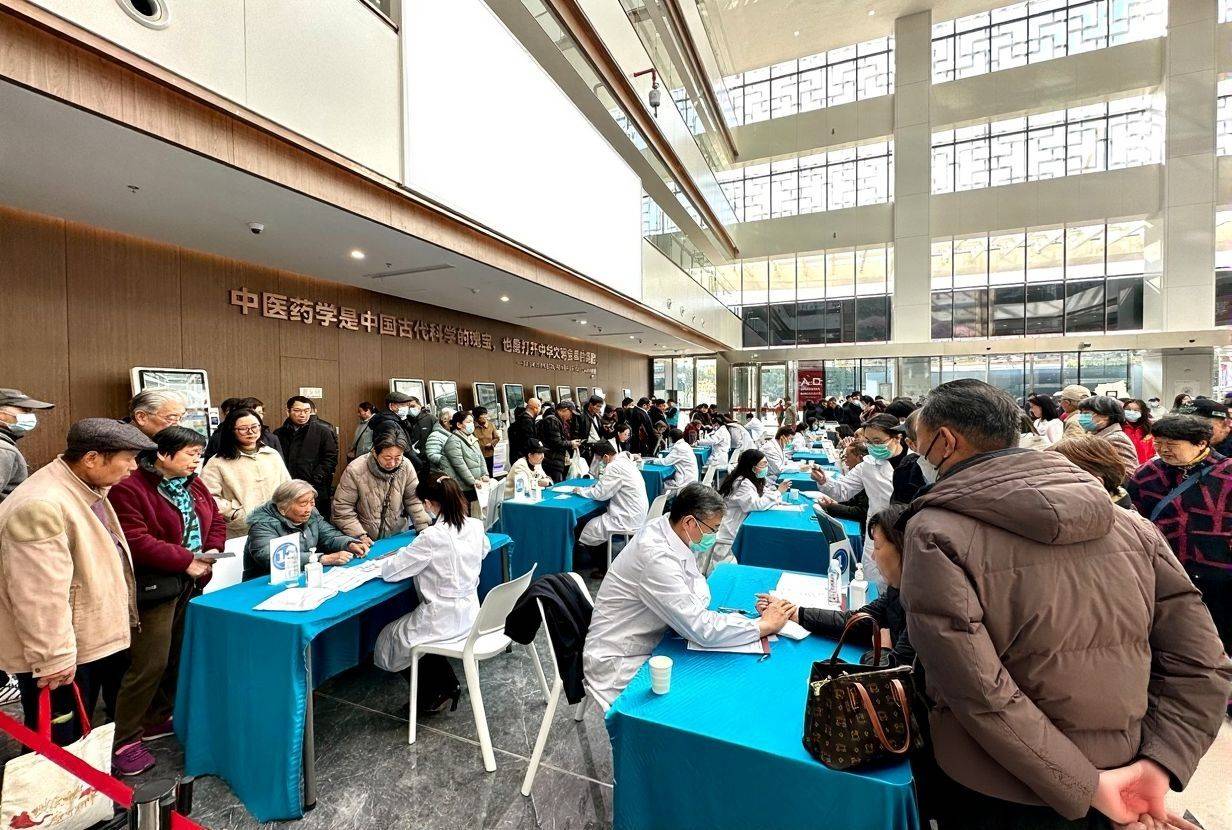 包含中国中医科学院西苑医院"医院黄牛挂号群",的词条