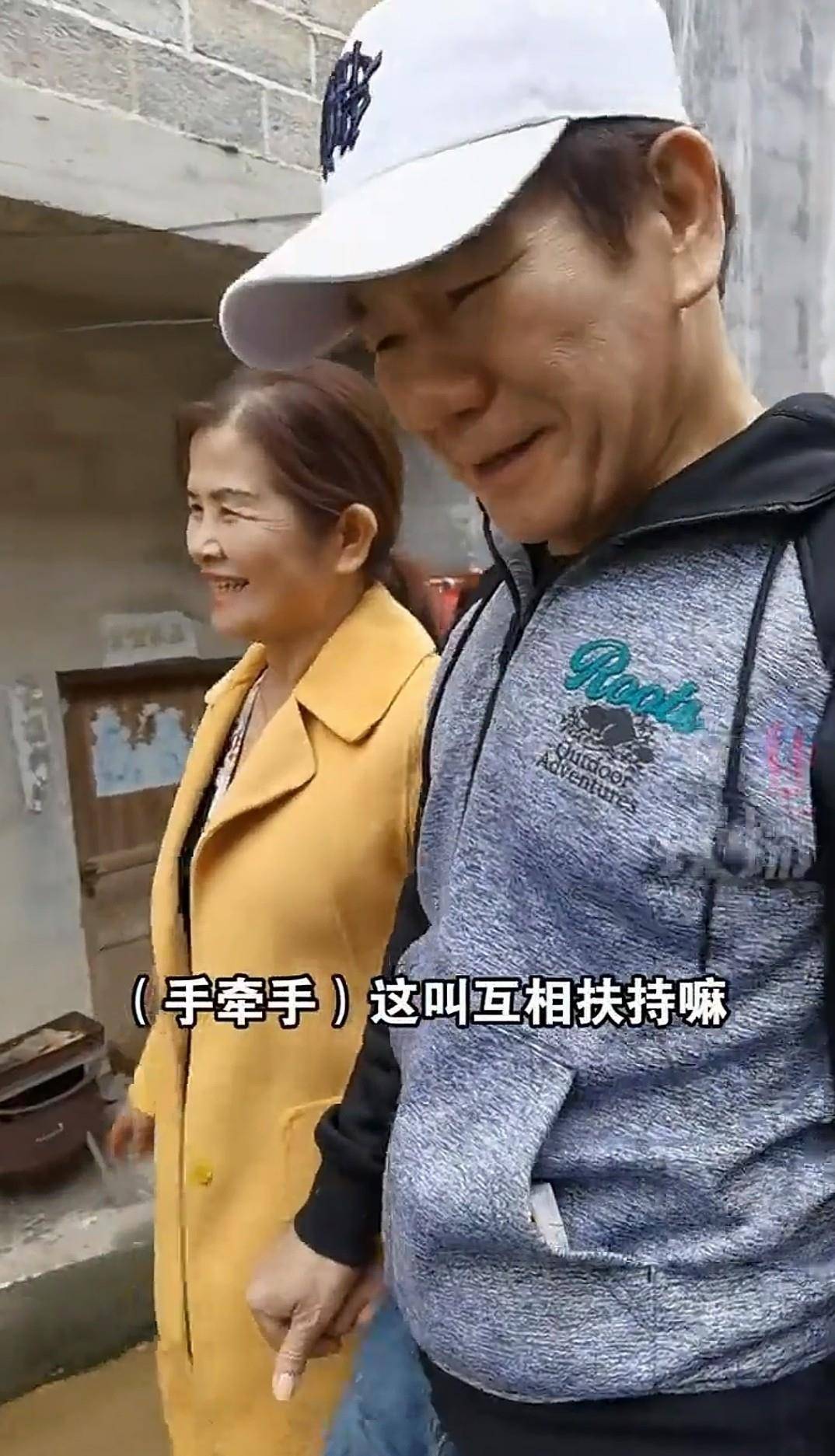 赵传回乡祭祖,与堂妹手牵手破防!