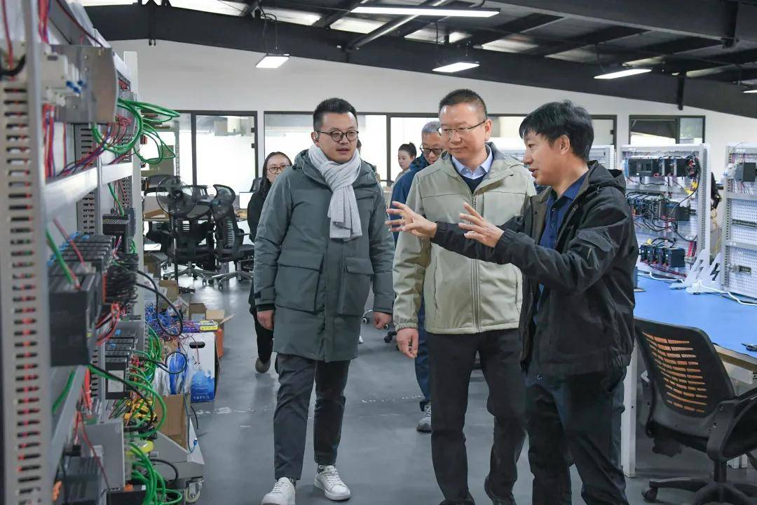 34c2225b94f54f3ea44bb9c7e5490391