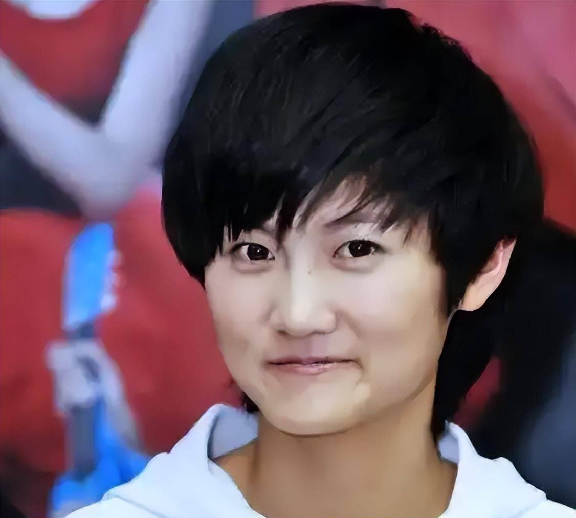 "超女"冠军现状曝光,曾一年挥霍200万,今月薪8000无人识:实惨