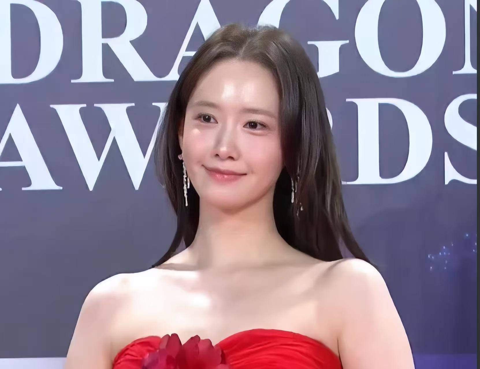 青龙奖太真实!孙艺珍脸僵硬,林允儿不仙了,宋慧乔连红毯都不走