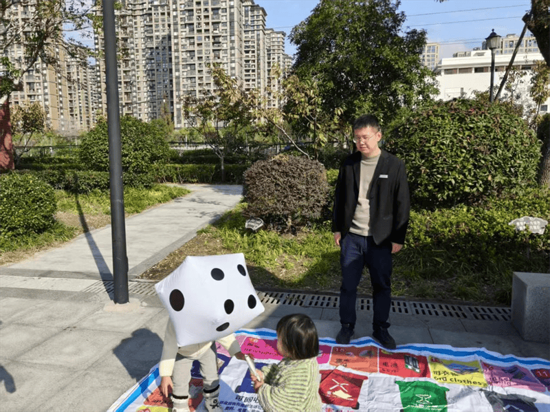 树叶“贴”出环保心 垃圾分类伴成长(图2) 树叶“贴”出环保心 垃圾分类伴成长(图2)