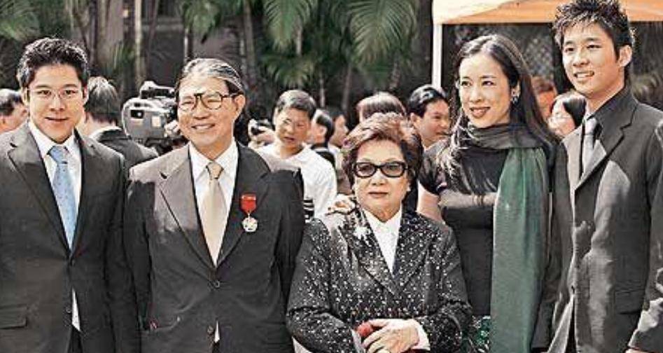 还是霍英东的妻子吕燕妮,冯坚妮和霍震霆的妻子朱玲玲,都为霍家的成