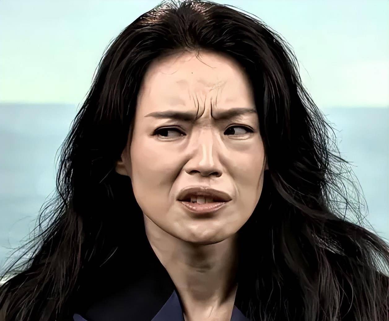 可生图镜头下,眉间的川字纹,眼角的细纹都无处躲藏,那份独特的韵味未