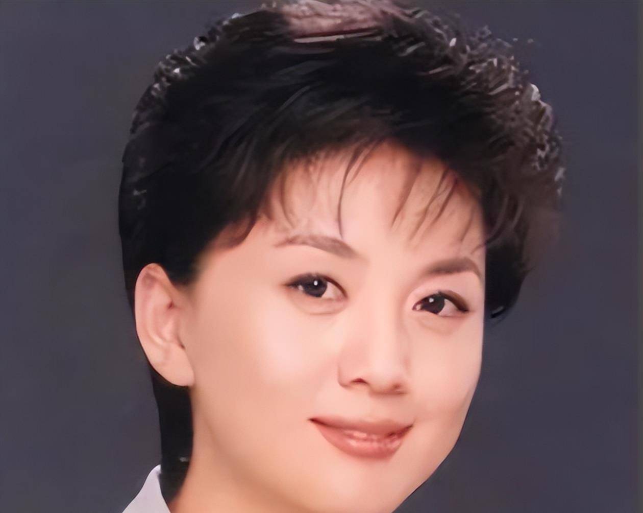 央视主持人海霞:生活中的好女儿好妻子,与科学家丈夫携手23年