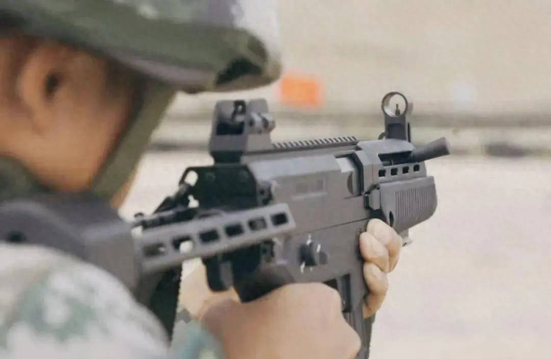 据了解,95式步枪是中国人民解放军在20世纪90年代研制的下一代突击