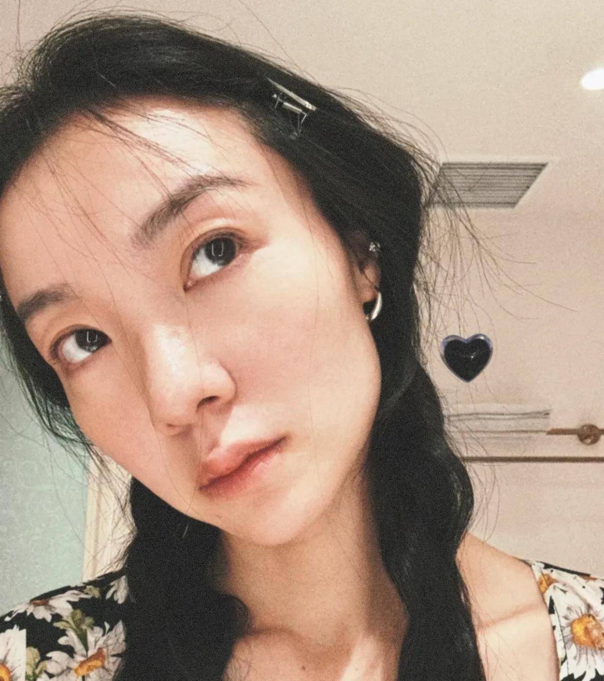 齐溪41岁像少女,王传君邋遢像流浪汉,一家三口穿什么土气