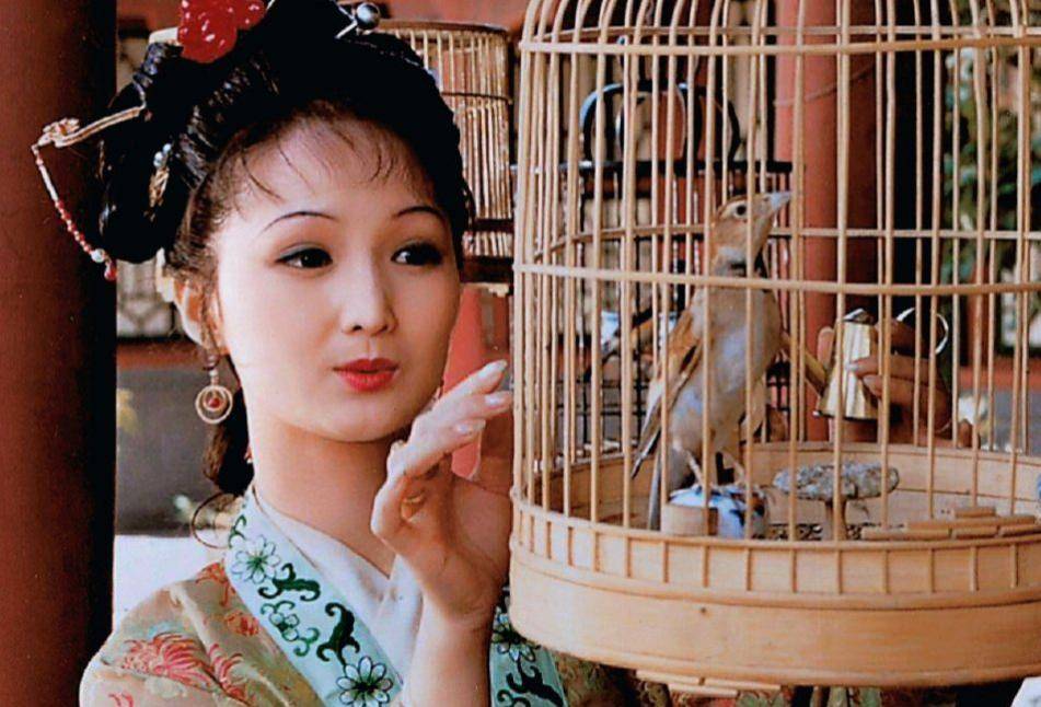 贾琏和王熙凤夫妻同房时,通房丫头平儿,要如何在房中伺候?