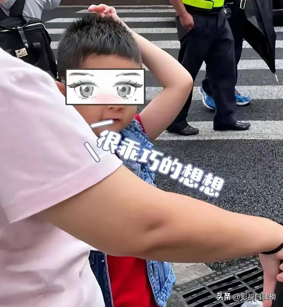 冯绍峰带儿子出门玩想想随手扶起反光路障父子俩手牵手很温馨