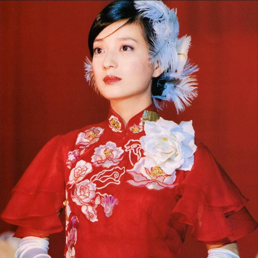 落地的凤凰不如鸡?消失四年后,赵薇终是为自己的"选择"买了单