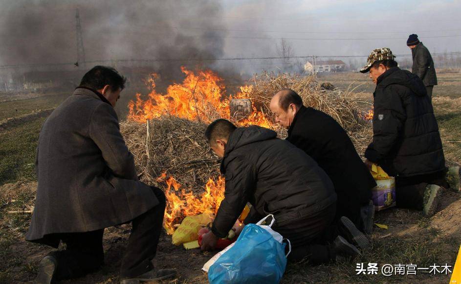 农村下葬3大忌讳:动土有蛇,棺木抬不动,还有一个你知道吗?