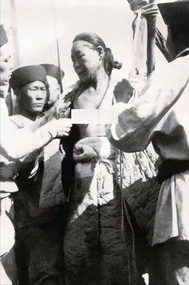 1904年,王维勤被活剐凌迟时一张罕见留影,脸面向人群充满绝望