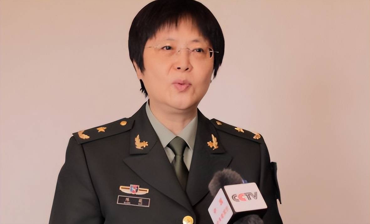 女少将勇嫁低学历丈夫,曾被家人嫌弃,丈夫却让她31年没碰过家务