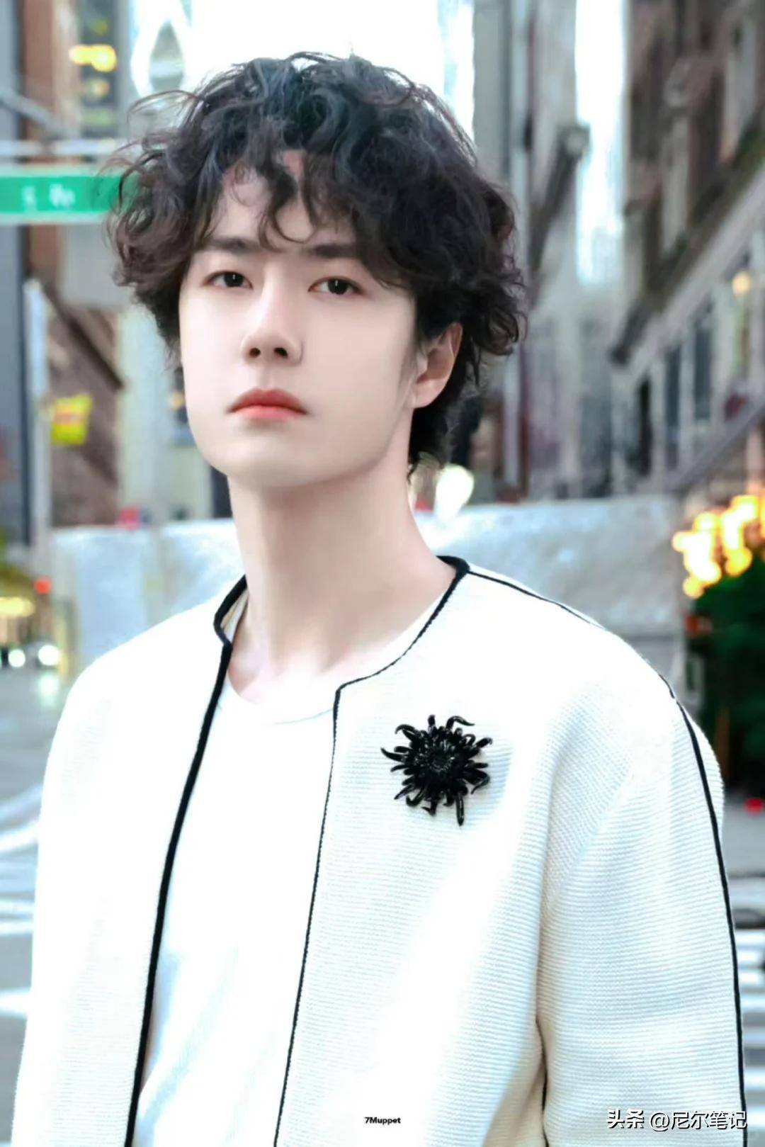 香奈儿大秀辛芷蕾咖位暴露和王一博热聊权志龙狗啃油头超抢镜