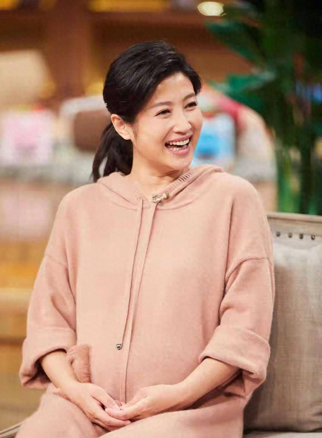 蒋虎也没想到与自己离婚后的前妻春妮如今在刚强手里闪闪发光