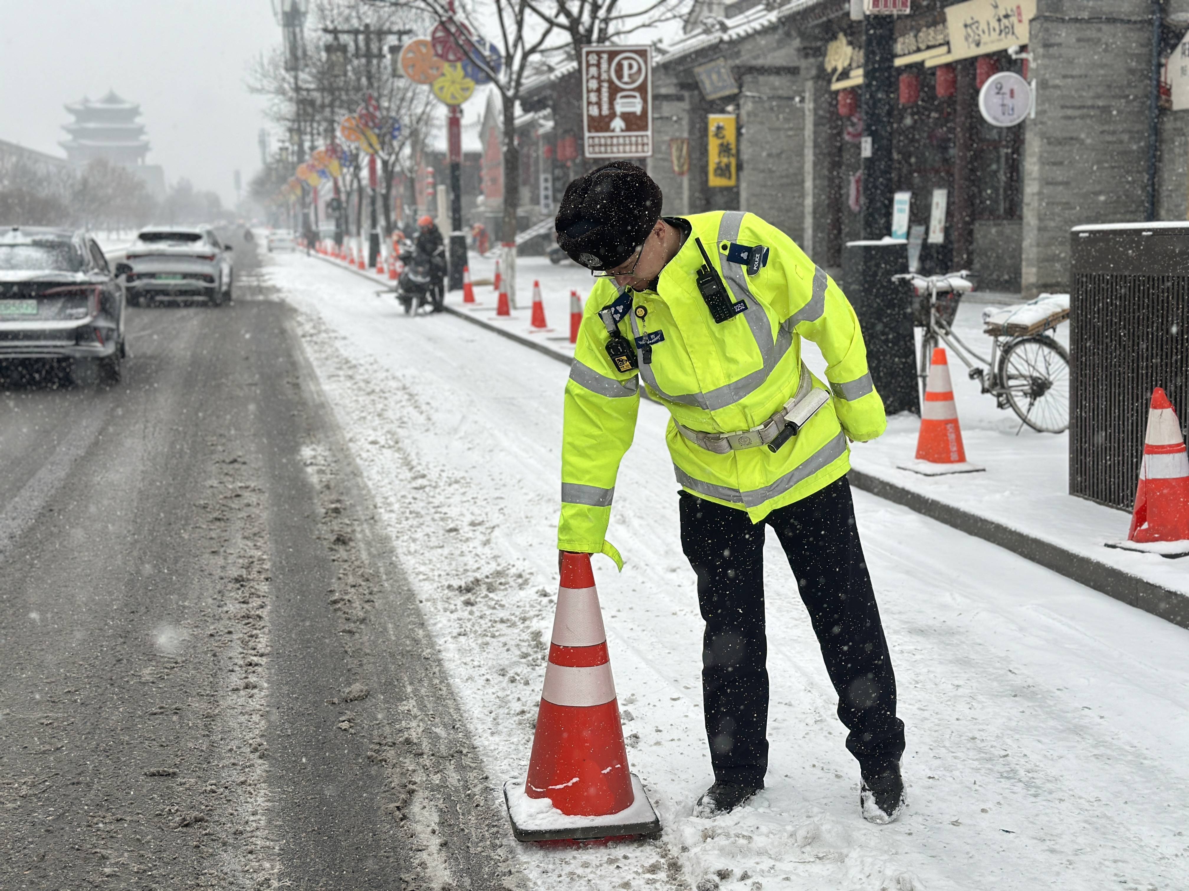 风雪之中,荧光绿的警服格外醒目