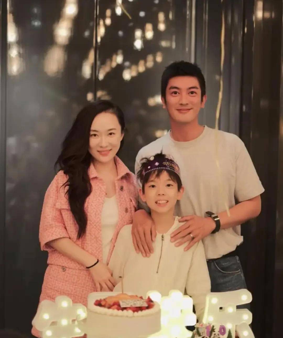 12岁嗯哼长大了!陪杜江看球,身高近170,萌娃变成了清爽少年