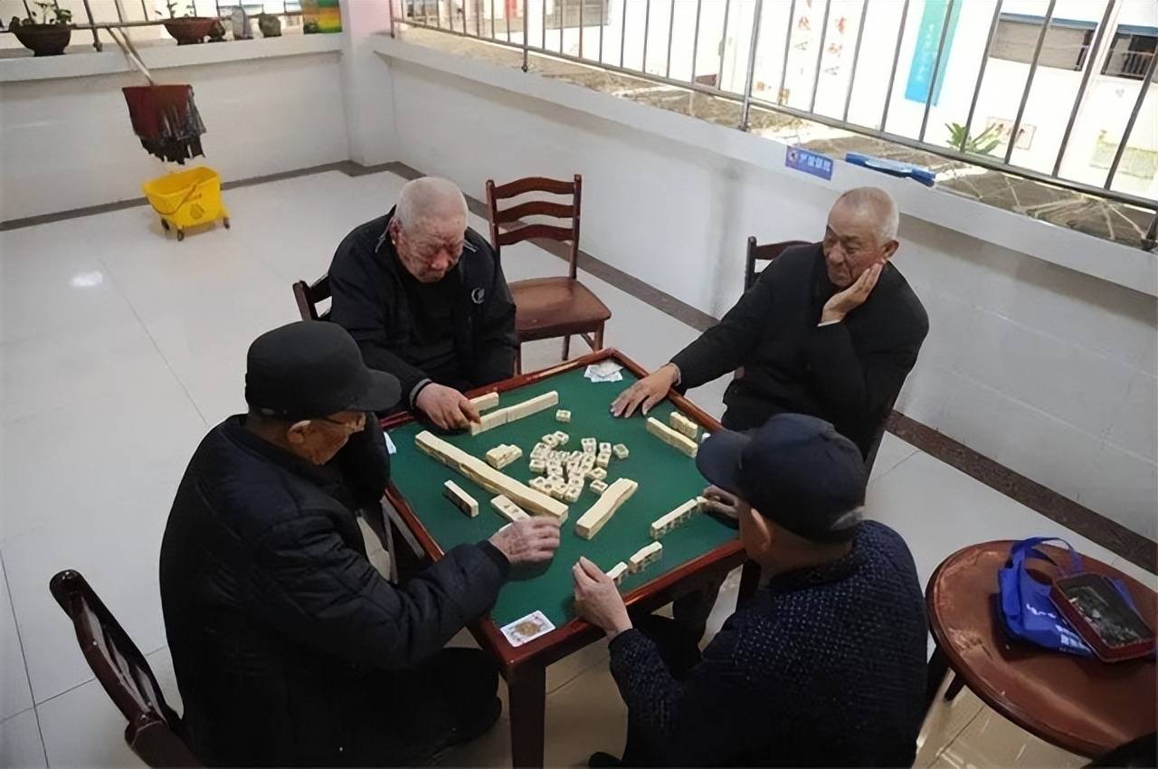 重庆麻将馆:座无虚席,一堆人天天打牌,他们是靠什么谋生的?