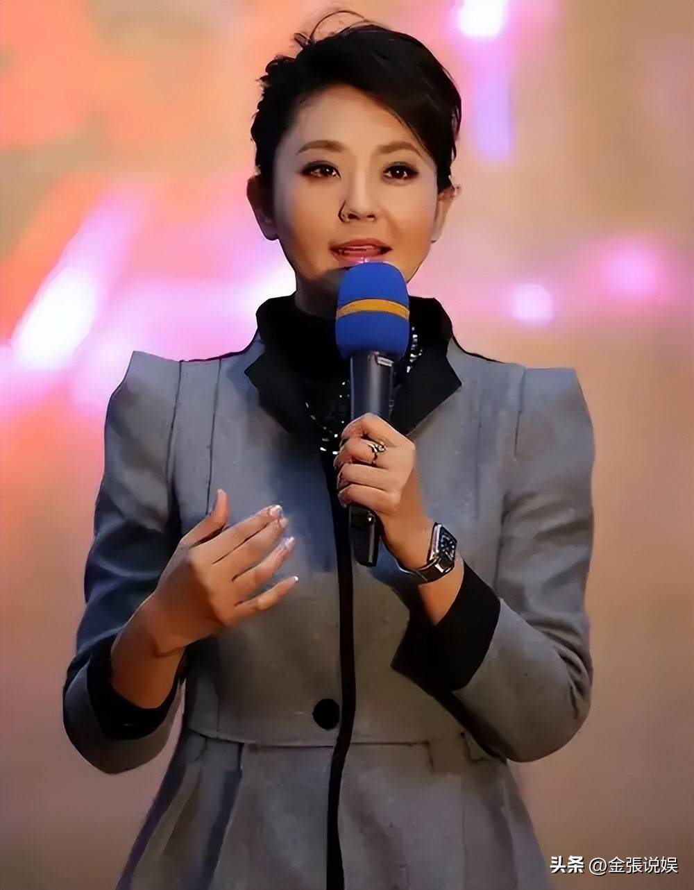 方琼初雪走着上班,穿20年前旧鞋,鞋底掉了一半袜子全湿,好狼狈