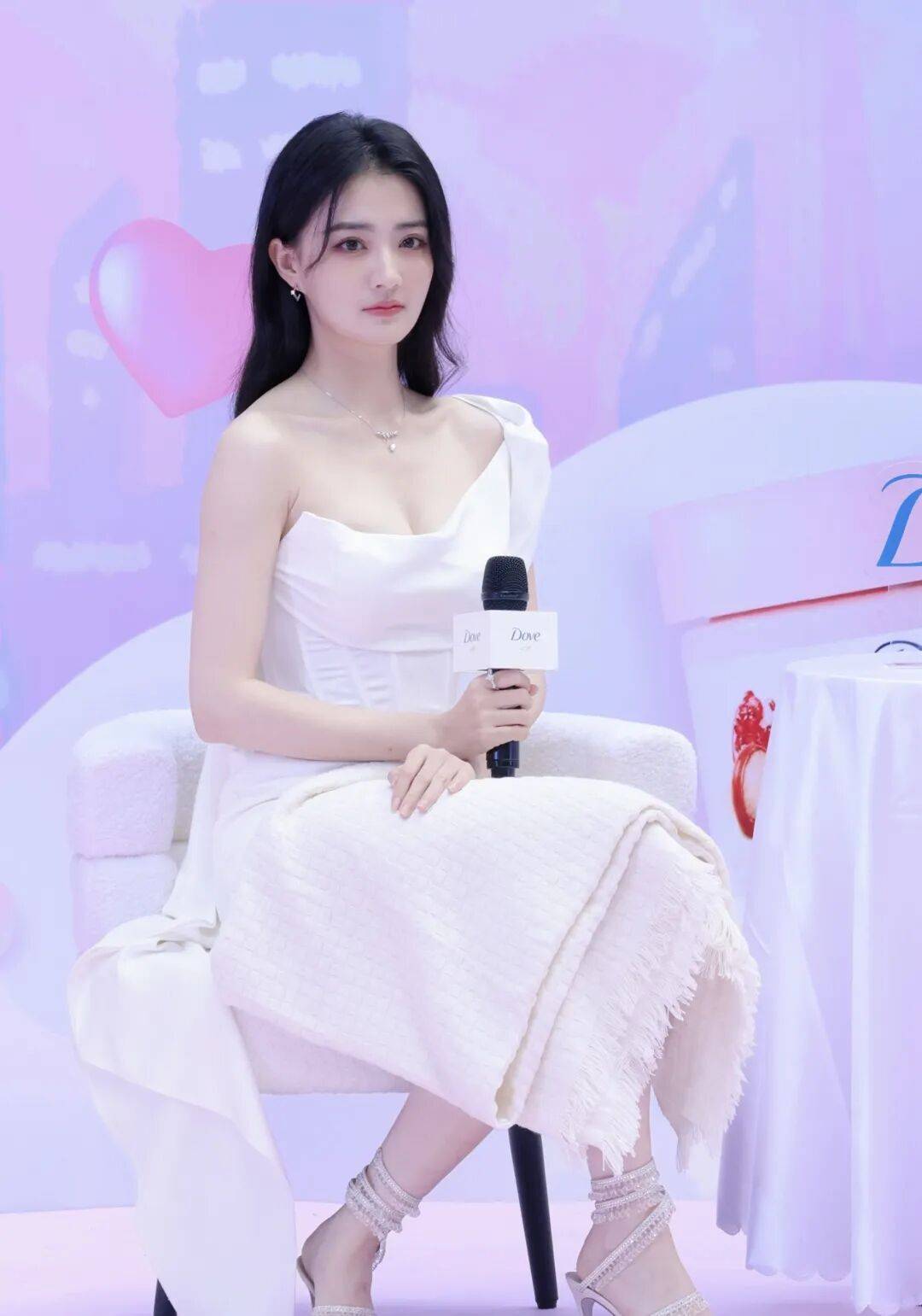 徐璐写真超火辣！雪肤玉貌魔鬼身材太性感