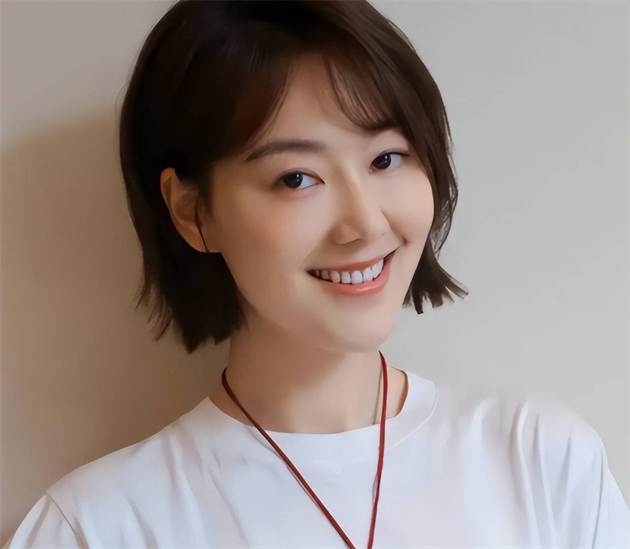 央视美女主持人王冠:离开央视5年,今自由独立,39岁依旧单身