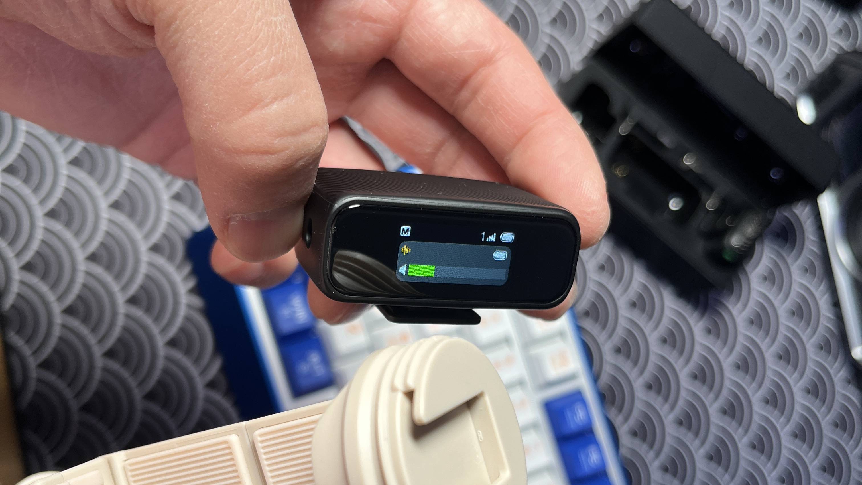 AI降噪+触控屏加持,全场景收音神器:南卡QMic无线领夹麦克风