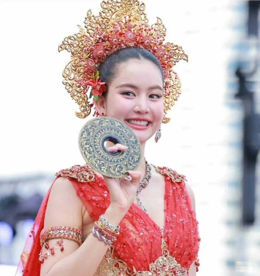 泰星bow出席宋干节活动肚子赘肉明显谈恋爱后都疏于身材管理