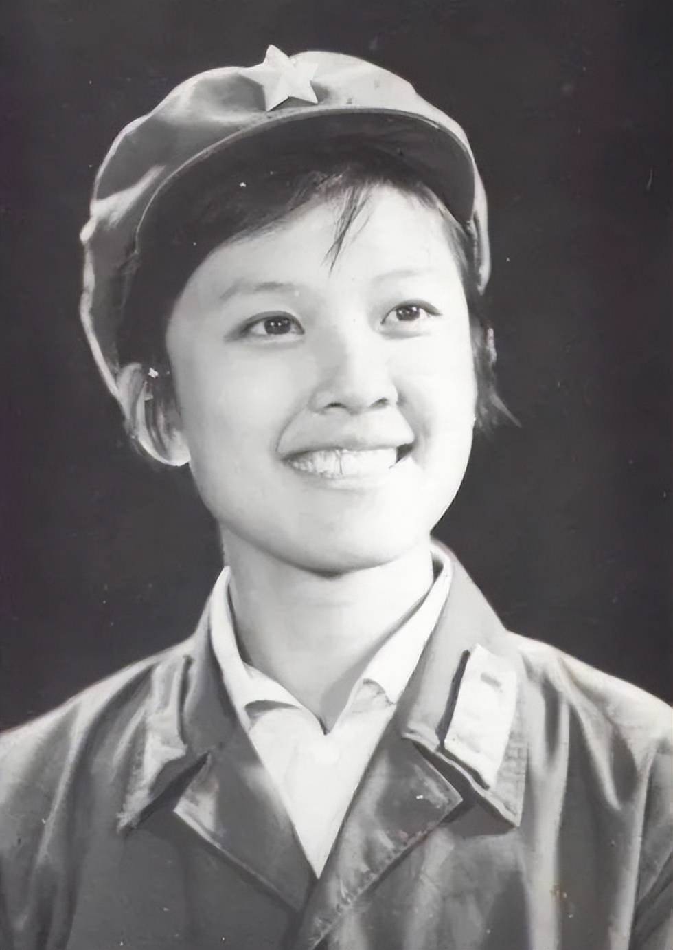 这些80年代女明星的军装照片,完美地展现了那个时代的风貌,也深深刻画