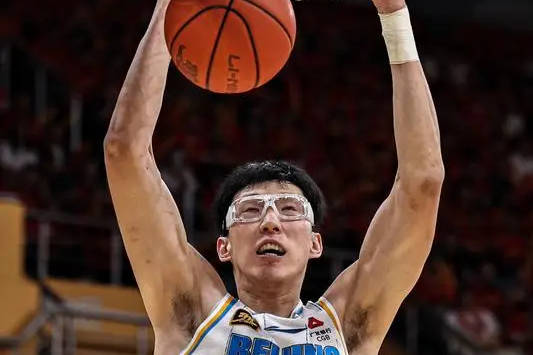 内线较量!周琦力压莫兰德 与赵睿默契配合秀暴扣