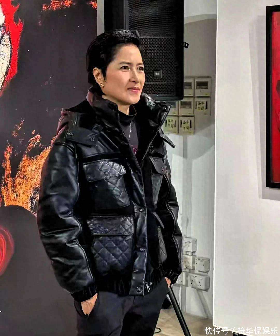 60岁邵美琪中环街拍超短发+利落范儿这状态谁看了不夸句飒