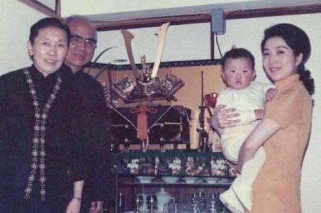 后来,凭借父亲的关系,佘爱珍被青帮的一个大佬季云卿收养为干女儿