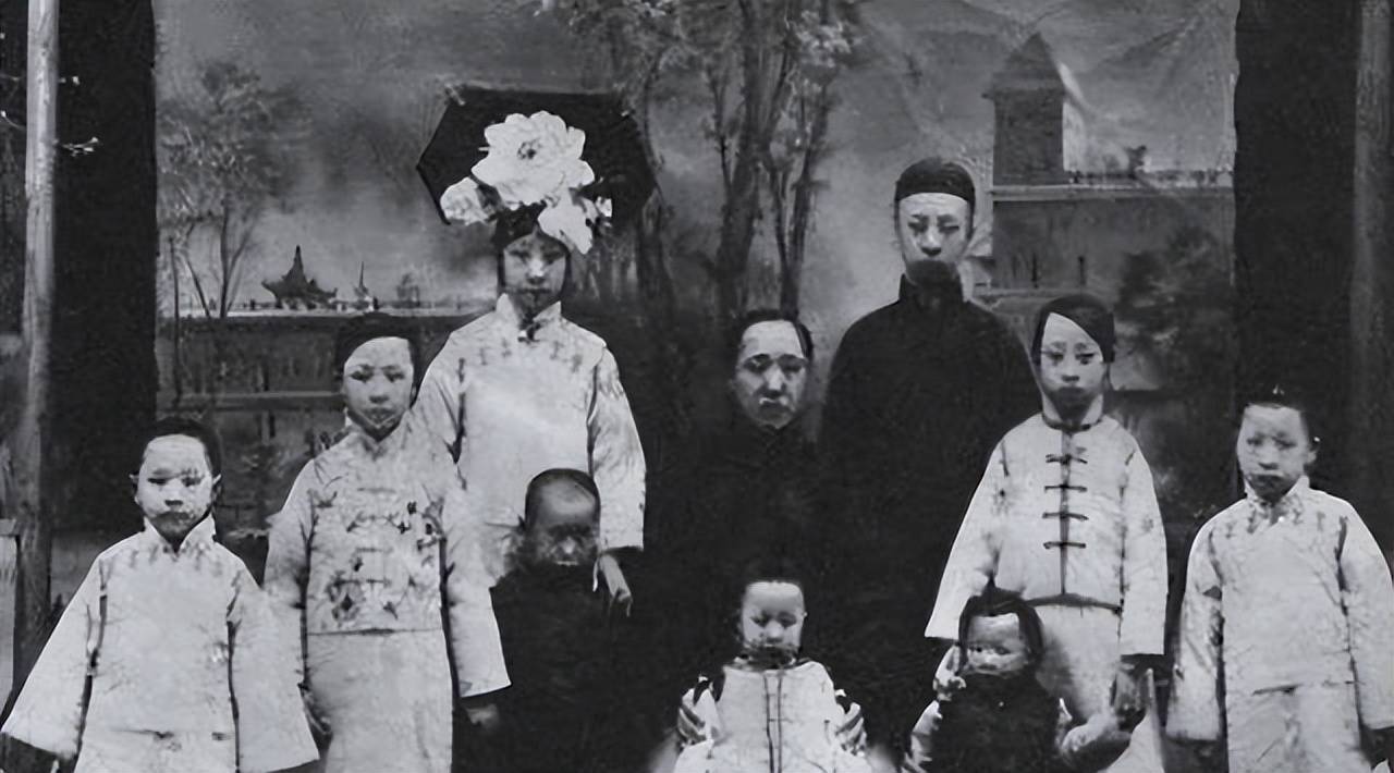 溥仪妹妹韫颖街边摆摊,马未都持官窑相示遭淡然对待