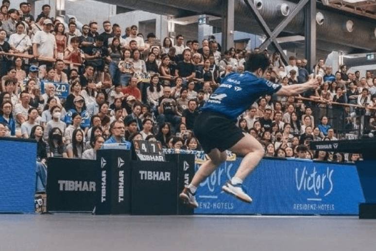 樊振东德甲比赛腾空爆冲，飞天大熊猫