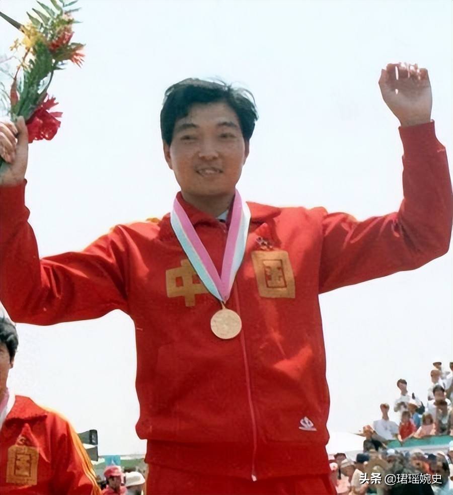 中国首金许海峰晚年:60多岁住单位房,视力差,尽显老态