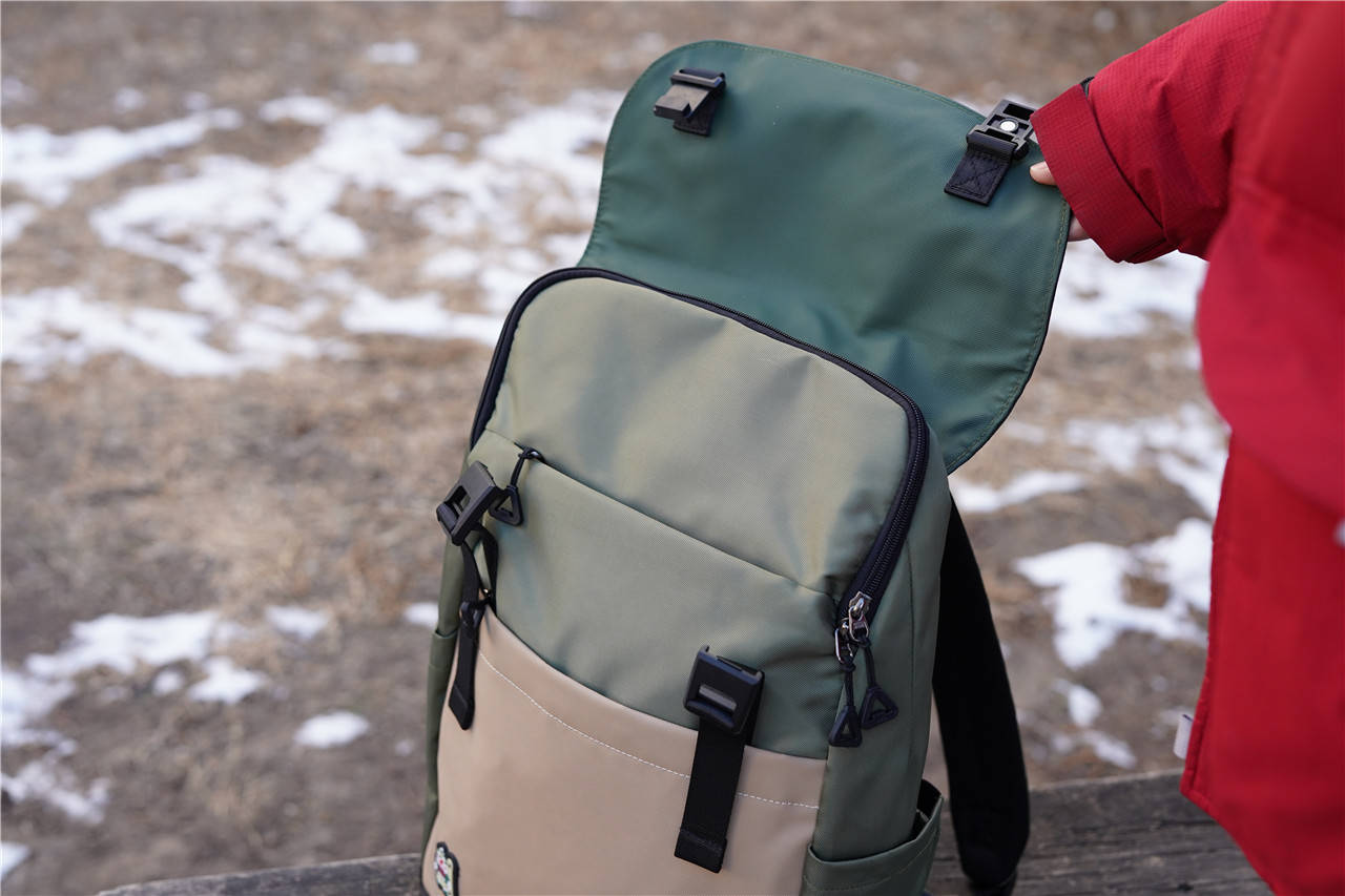 青橙微熟魔鬼猫时尚大容量双肩包日常使用蛮好