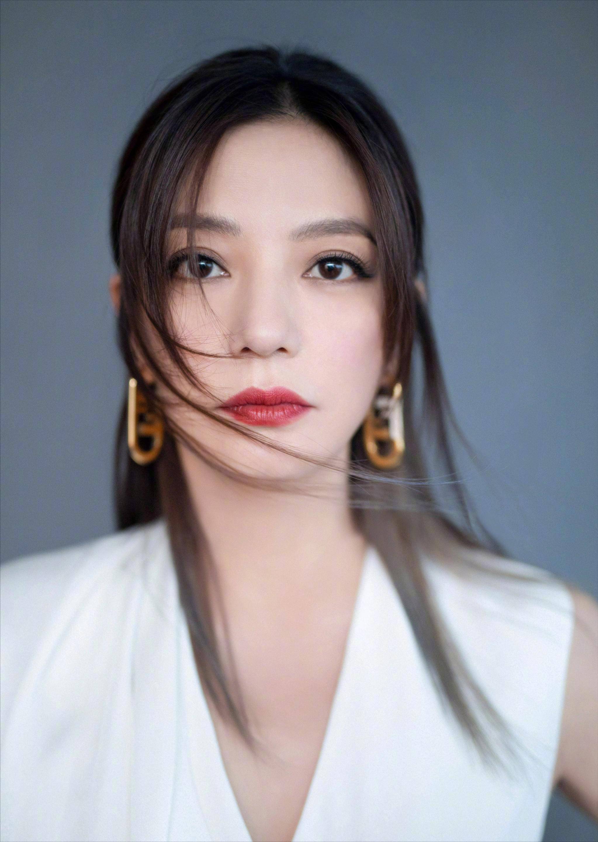 拔出萝卜带出泥!49岁赵薇近况被曝,原来圈内封杀只是冰山一角