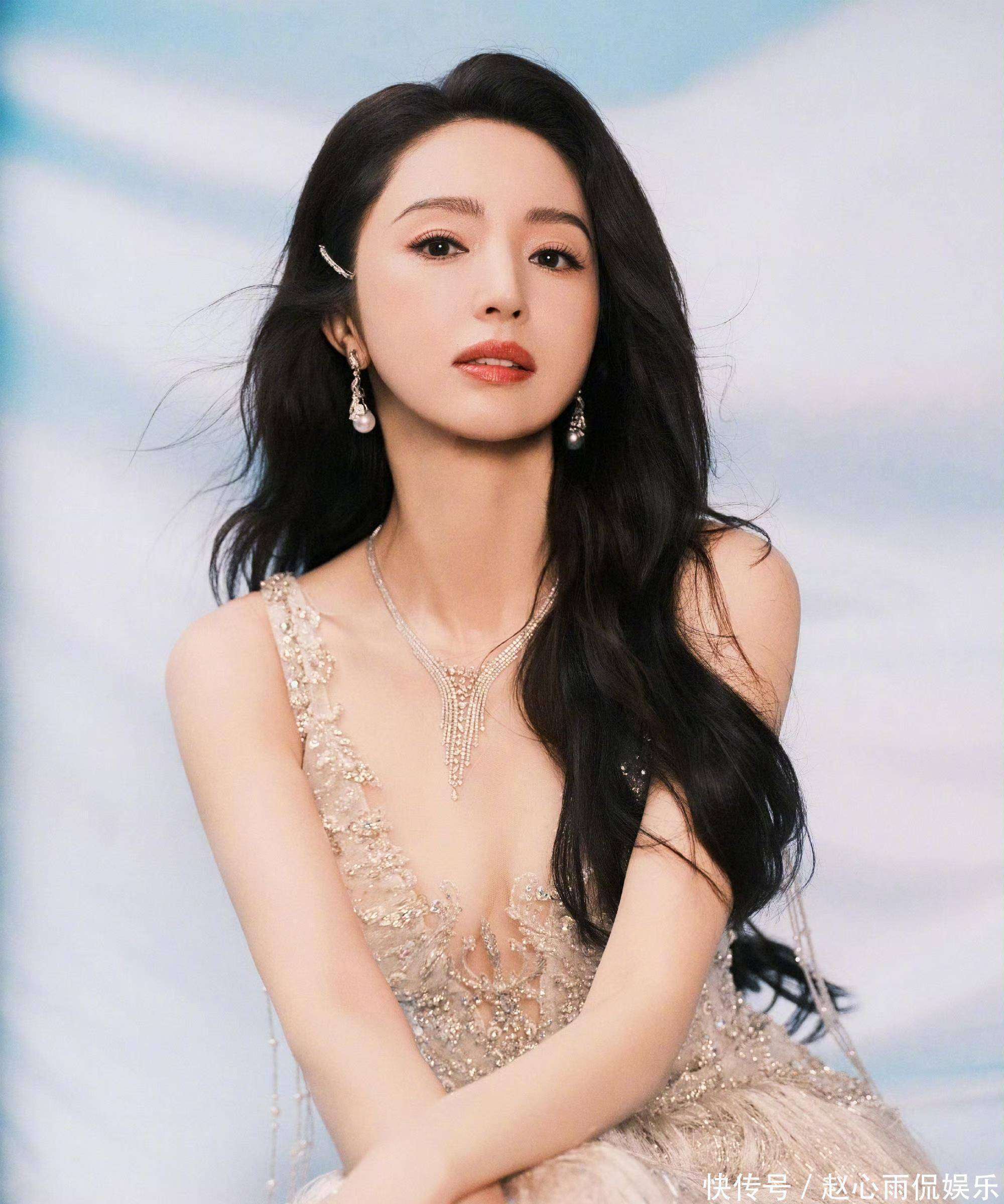 董璇46岁状态绝了!海边穿搭美出新高度,举手投足皆是风情