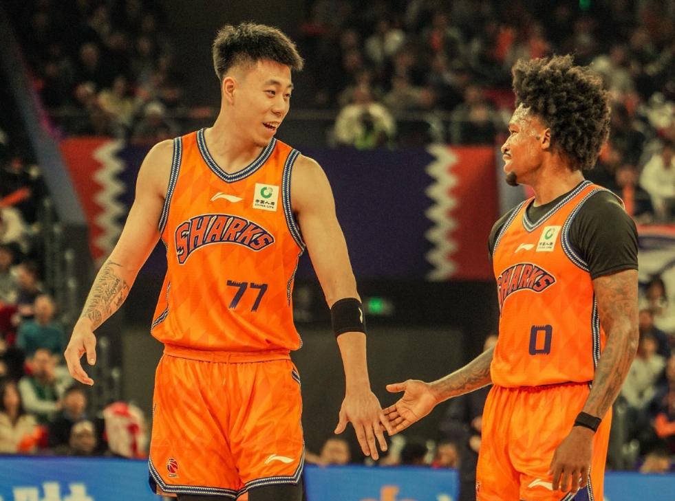 张镇麟表现抢眼！弗格手感低迷，王哲林贡献全面，上海队领先浙江10分