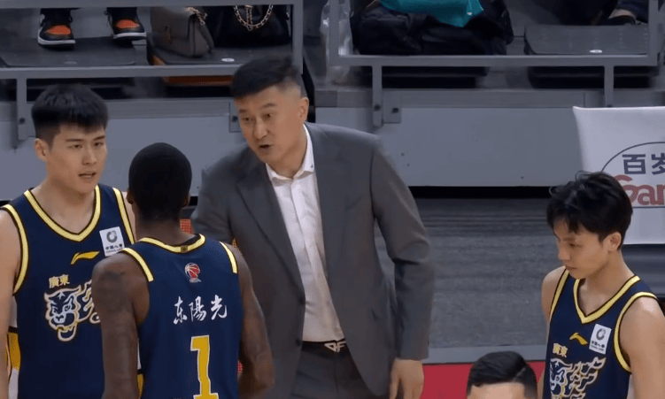 鲁粤大战！萨林杰完爆克里斯，徐杰运筹帷幄，萨姆纳状态上升