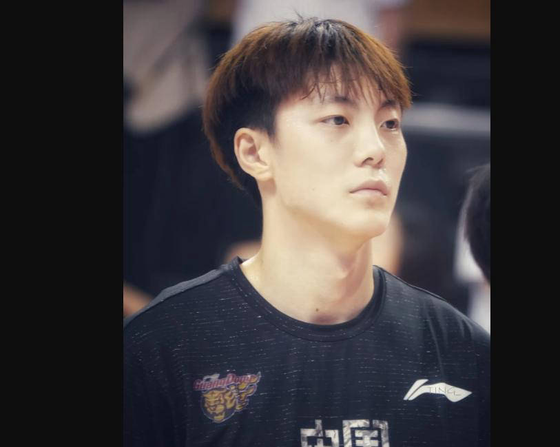 胡明轩受伤曝光球迷真面目，背后的不休息真相令人心疼