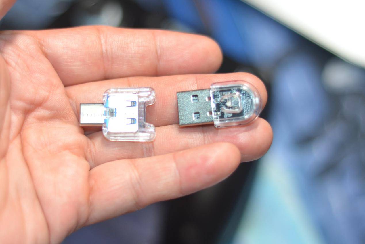 百元级西圣GC1游戏手柄，颜值高性能强专业级操控