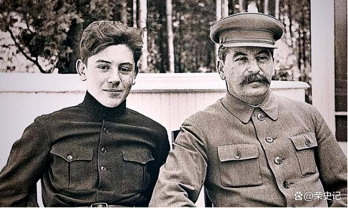 斯大林临死时有多惨?躺在地上十个小时没人管,医生不愿给他治疗